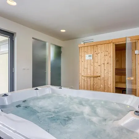 Villa Contemporary Nada With Pool And Sauna Tinjan