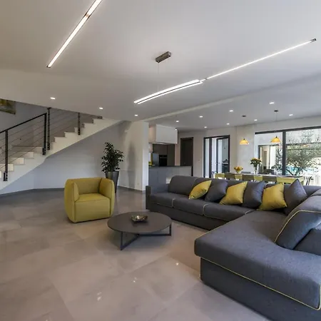 Contemporary Nada With Pool And Sauna * Tinjan