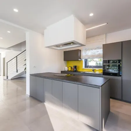 Villa Contemporary Nada With Pool And Sauna Tinjan