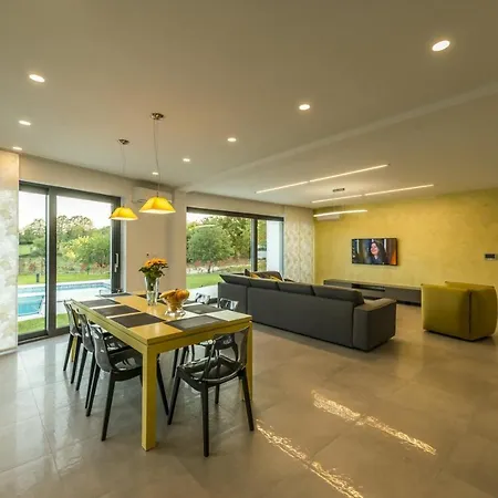 Contemporary Nada With Pool And Sauna Villa Tinjan