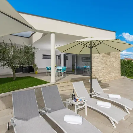 Contemporary Nada With Pool And Sauna Villa *