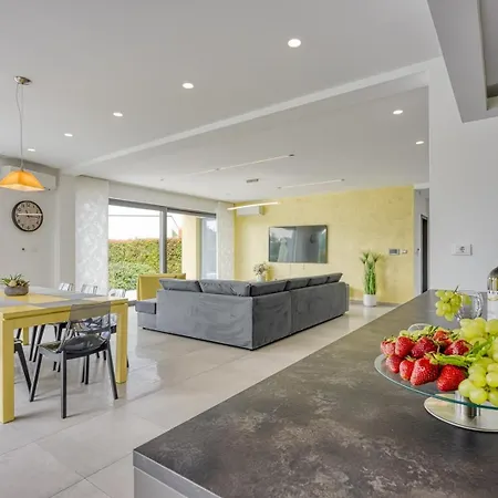 Βίλα Contemporary Nada With Pool And Sauna *