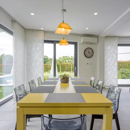 Βίλα Contemporary Nada With Pool And Sauna Tinjan