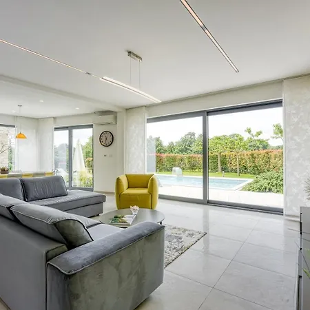 Contemporary Nada With Pool And Sauna Βίλα
