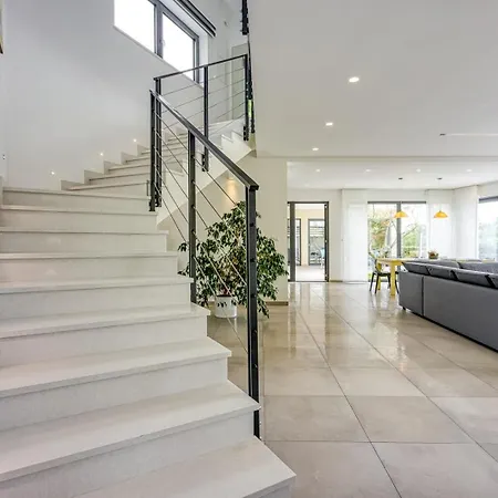 Contemporary Nada With Pool And Sauna Tinjan