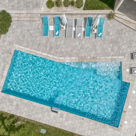 Contemporary Nada With Pool And Sauna Villa Tinjan