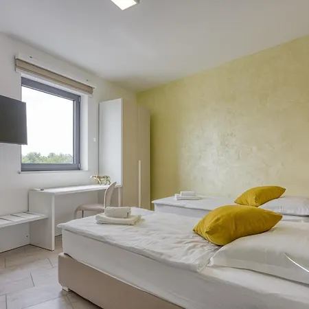 Villa Contemporary Nada With Pool And Sauna *