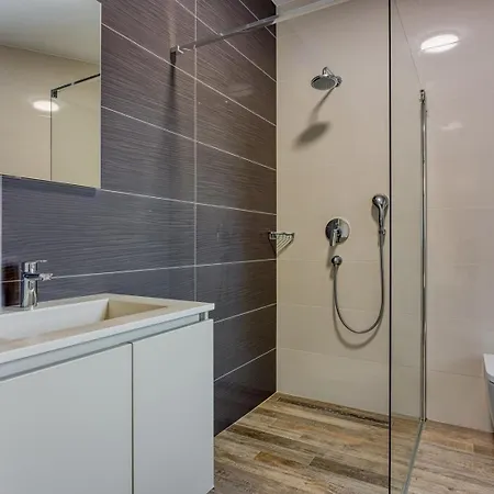 Contemporary Nada With Pool And Sauna Tinjan