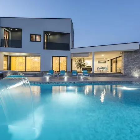 Villa Contemporary Nada With Pool And Sauna Tinjan