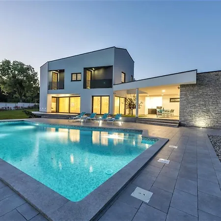 Contemporary Nada With Pool And Sauna