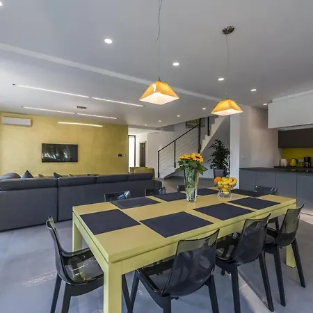 Contemporary Nada With Pool And Sauna Villa Tinjan