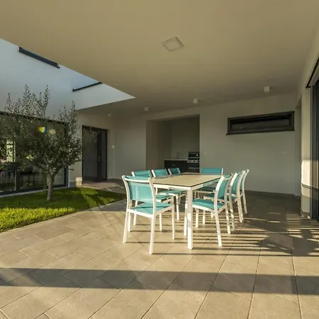 Villa Contemporary Nada With Pool And Sauna *
