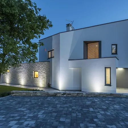 Villa Contemporary Nada With Pool And Sauna Tinjan