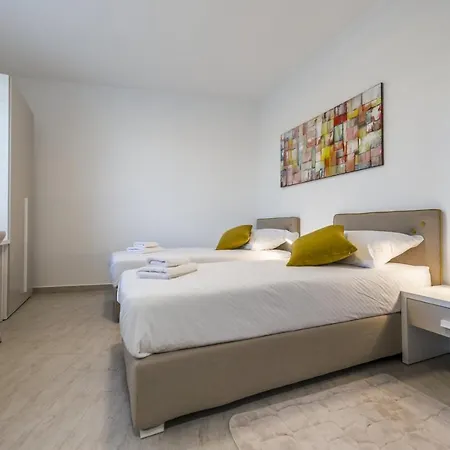 Contemporary Nada With Pool And Sauna * Tinjan