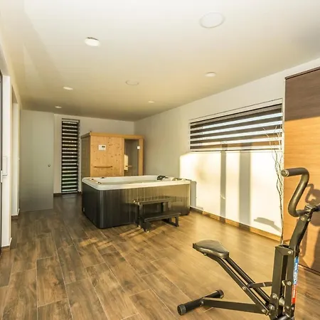 Contemporary Nada With Pool And Sauna * Tinjan