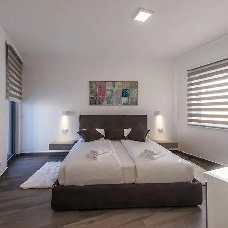 Villa Contemporary Nada With Pool And Sauna *