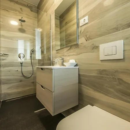 Contemporary Nada With Pool And Sauna * Tinjan