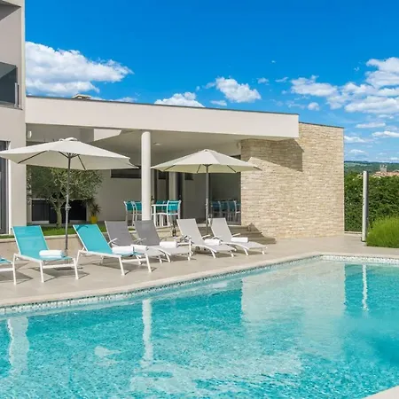 Contemporary Nada With Pool And Sauna Tinjan