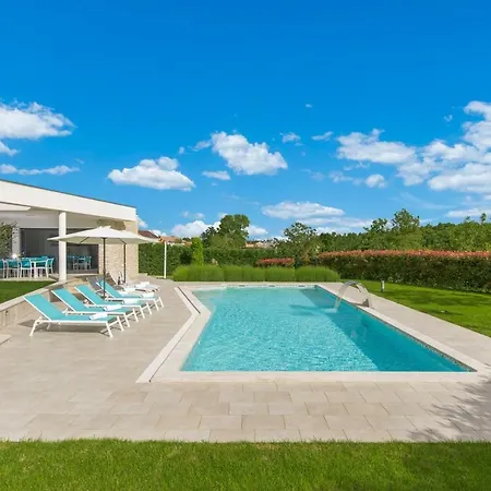 Contemporary Nada With Pool And Sauna
