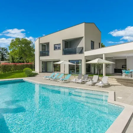 Contemporary Nada With Pool And Sauna Villa *