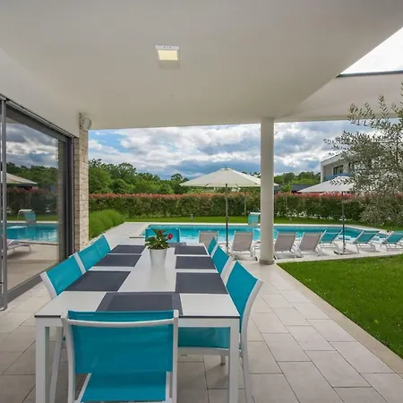 Contemporary Nada With Pool And Sauna Tinjan