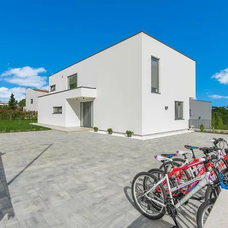 Villa Contemporary Nada With Pool And Sauna *