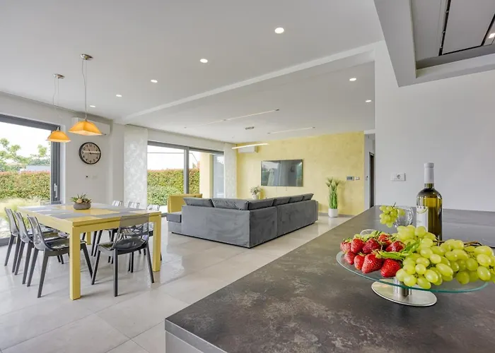 Βίλα Contemporary Nada With Pool And Sauna *