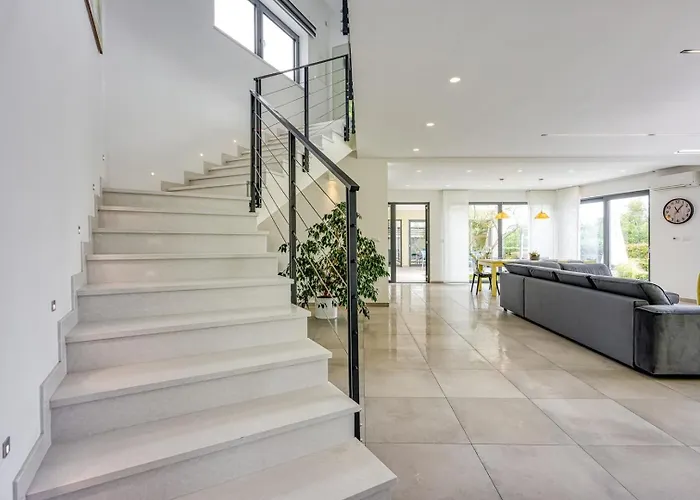 Contemporary Nada With Pool And Sauna Tinjan