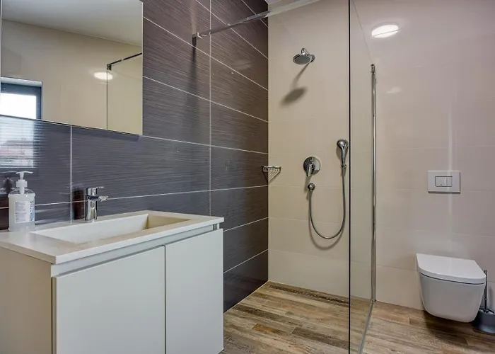 Contemporary Nada With Pool And Sauna Tinjan
